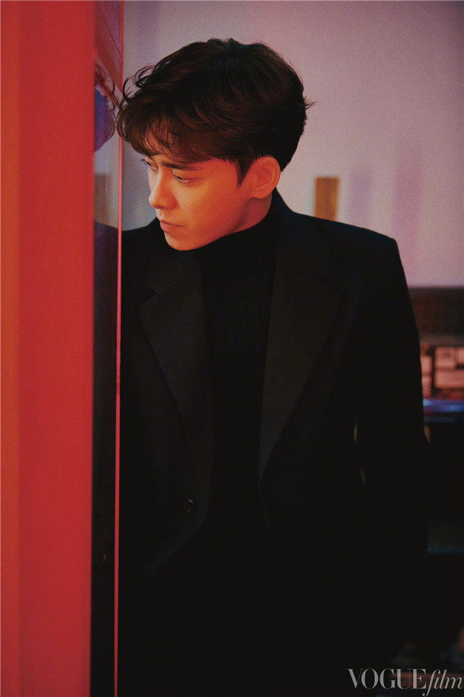 李易峰侧颜出镜 展现不一样的秋冬质感