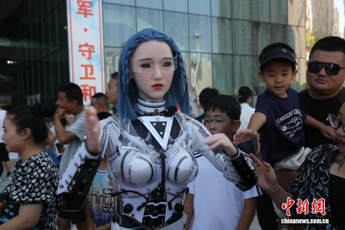 图为展览现场的机器人表演。甘肃科技馆供图