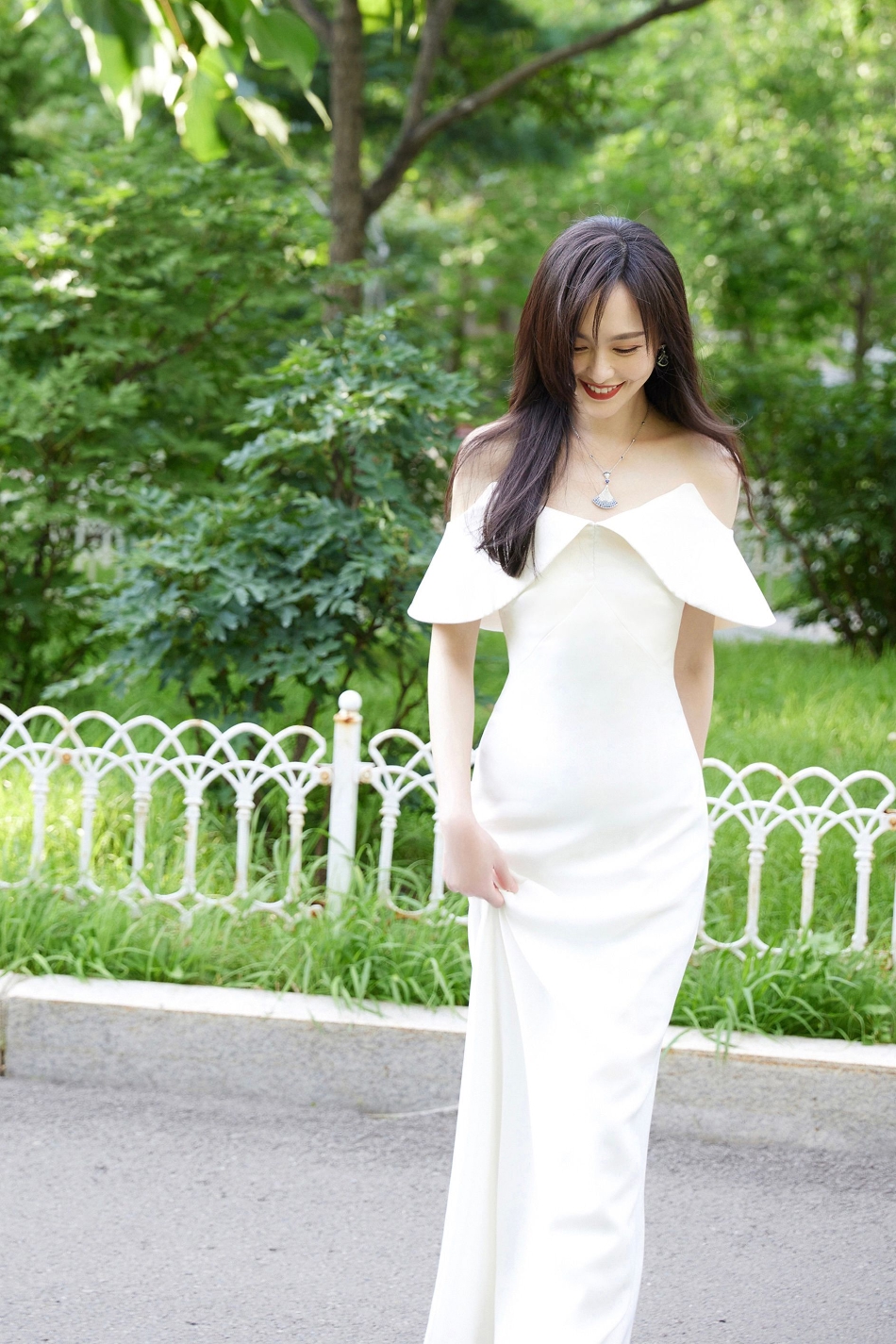 唐嫣最新大片曝光 一袭白裙气质优雅