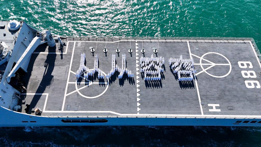 中国海军学院学员在军舰上展现从容不迫与游刃有余的训练风采