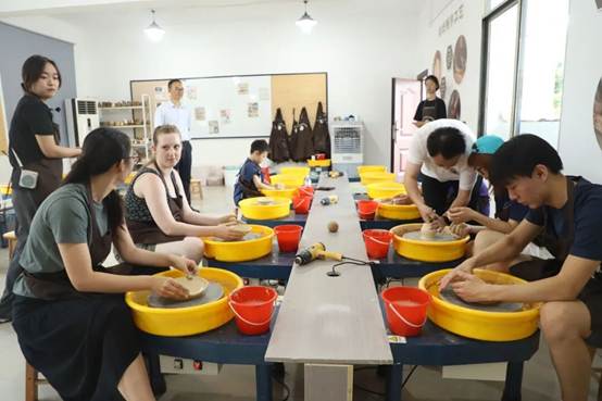 “非遗搭桥梁 少年话友谊” 中美青少年夹江开展非遗文化交流活动