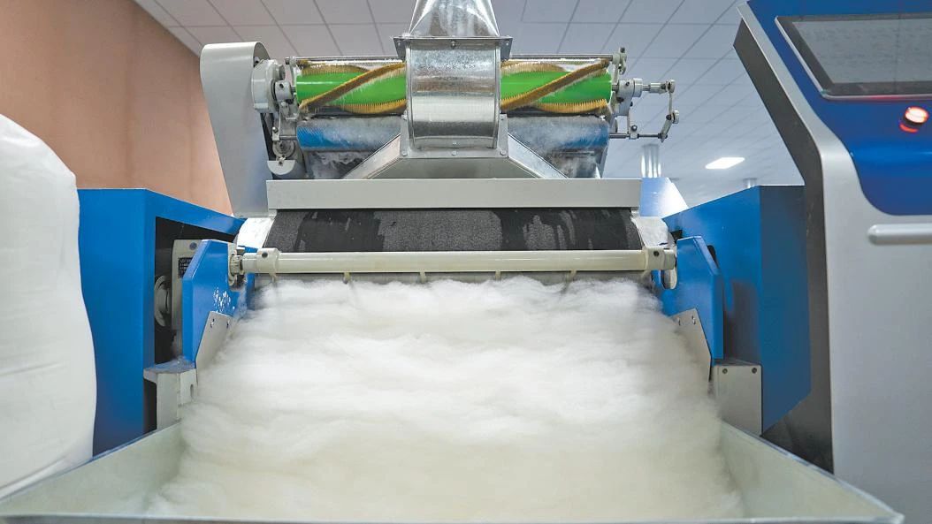 享受着午后时光;羊绒分梳厂内,轻如云朵的成品羊绒不断从梳绒机中产出