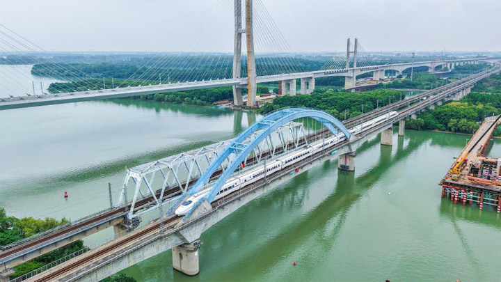 全国铁路7月1日起实行新的列车运行图