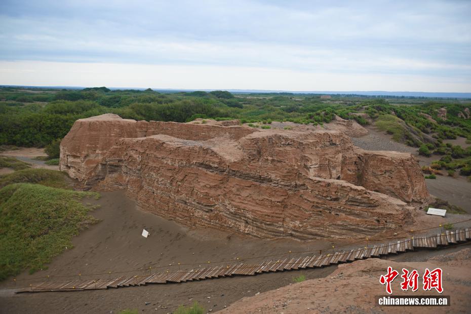 中新社记者 李亚龙 摄 8月7日，甘肃省酒泉市瓜州县锁阳城遗址内等待保护修缮的墙体。近期，锁阳城遗址迎保护修缮，目前项目施工单位敦煌研究院文保中心已完成西北瓮城、北墙一段等3个单位工程量，此次工程主要针对遗址的裂隙发育、根部掏蚀坍塌、冲沟发育、表面风蚀风化、植物破坏等方面的病害进行保护修缮。近年来，为提升对锁阳城文物的保护，锁阳城遗址保护所引入遥感测绘技术对锁阳城遗址进行航拍扫描和三维重建，敦煌研究院研发烧料礓石等材料，对锁阳城遗址本体的裂隙、冲沟、掏蚀等病害进行修缮，有效提升了遗址的抗风蚀、抗坍塌能力，延长了遗址的保存寿命。锁阳城遗址在2014年被列为世界文化遗产，是中国西部规模最大，保存最为完好的隋唐西夏时期州郡一级古城址中的典型代表。