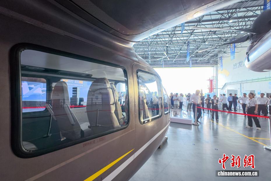 中新社记者 刘忠俊 摄 9月29日，面向低空出行的大型载人eVTOL（电动垂直起降飞行器）AE200-100首架机在四川成都正式下线。这标志着AE200-100首架机已完成机体大部段对接与核心机载系统安装工作，正式迈入适航取证冲刺与量产机型预生产阶段。图为下线的电动垂直起降飞行器AE200-100机舱一角。