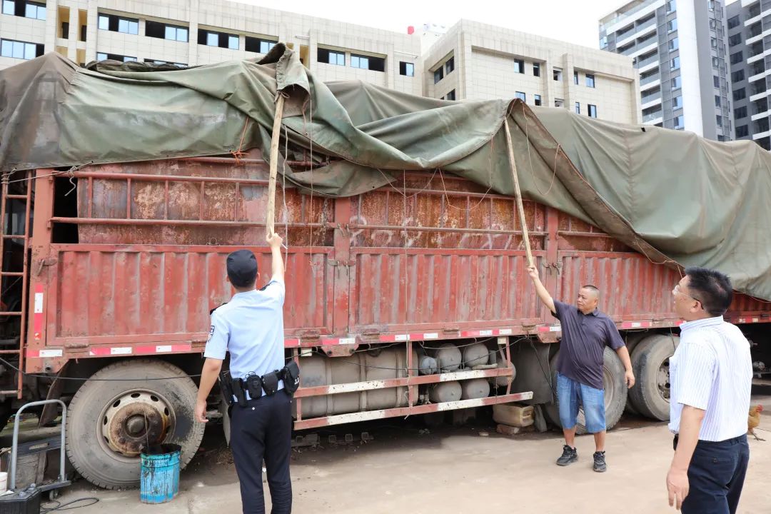 四川查处一黑加油点：停车场里藏“危机” 管理人员拒绝开门插图