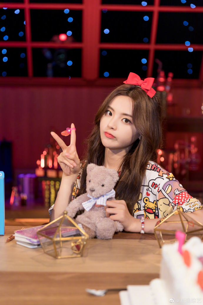 杨超越穿像素漫画睡衣可爱俏皮 戴红色蝴蝶结少女心满满