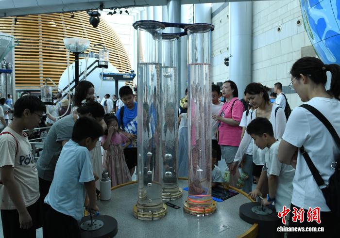 8月21日，正值暑假，重庆科技馆变身儿童乐园，吸引不少市民带着小孩前来参观、游玩，探索科学奥秘。中新社记者 周毅 摄