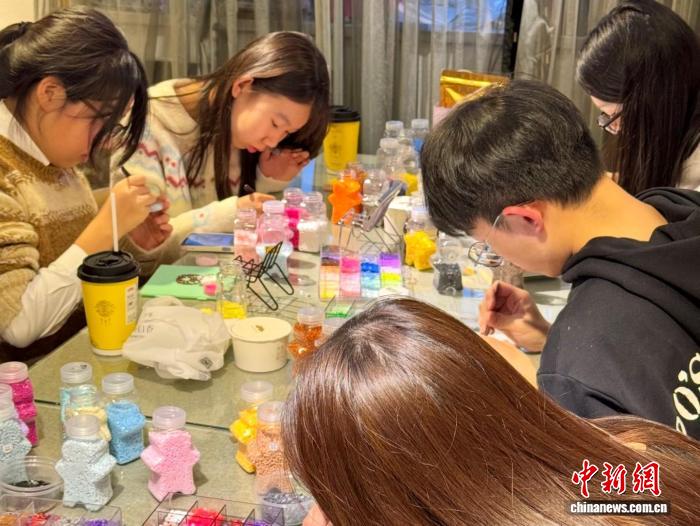 拼豆“丰容”青春 年轻人解锁治愈新方式