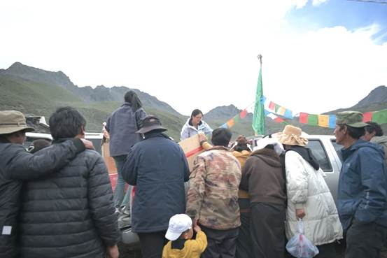 海拔4500米！四川雅江县“移动超市”开进虫草山