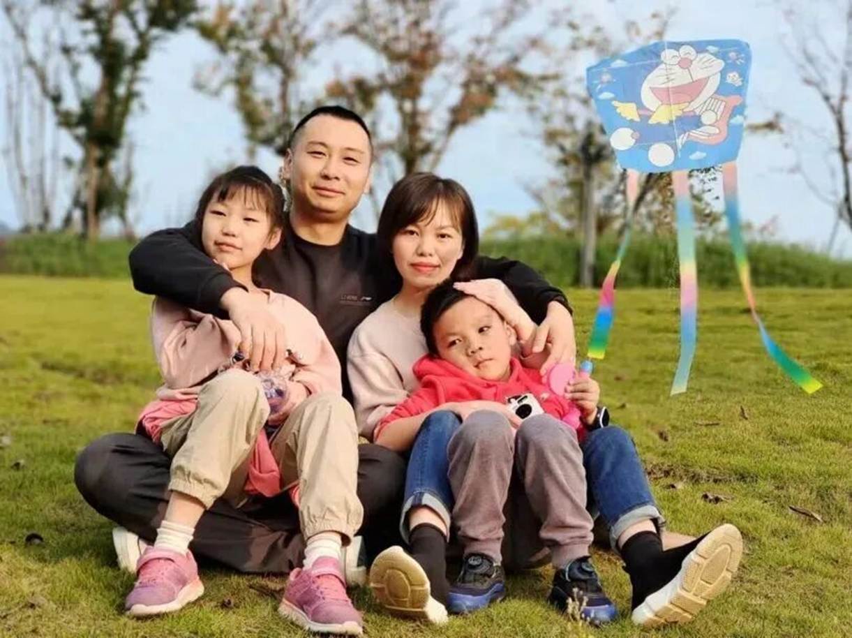 四川达州：蓝盾与白衣，灯火里的寻常相守