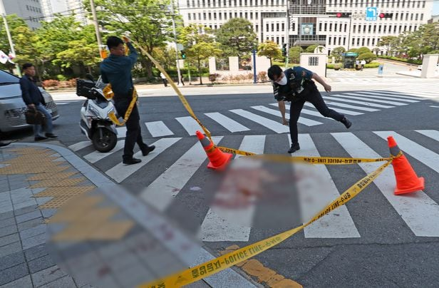 画面曝光！韩国一视频博主在法院前被刺死，遇害时正直播，警方已逮捕凶手