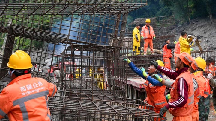 吉隆救灾一线公路防护工事加紧施工