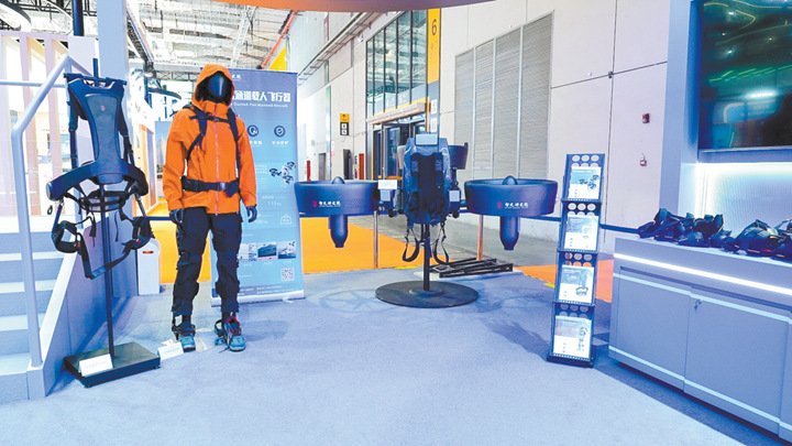 机器人当“保安”，外骨骼可“采矿”，在进博会感受中国“硬核科技”