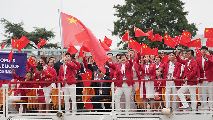中国体育代表团正式亮相巴黎奥运会
