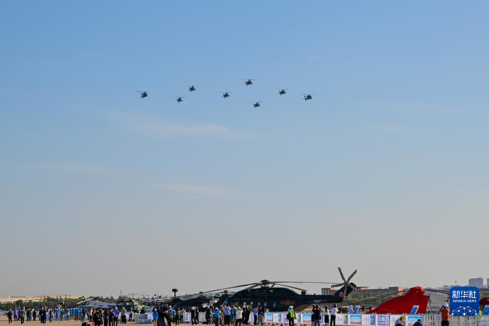 10月14日，参加飞行表演的直升机进行演练。 10月14日，第七届中国天津国际直升机博览会举行媒体探馆活动。本届天津直博会将于10月16日至19日在天津空港经济区举行。目前，各项筹备工作已进入冲刺阶段。 新华社记者 孙凡越 摄
