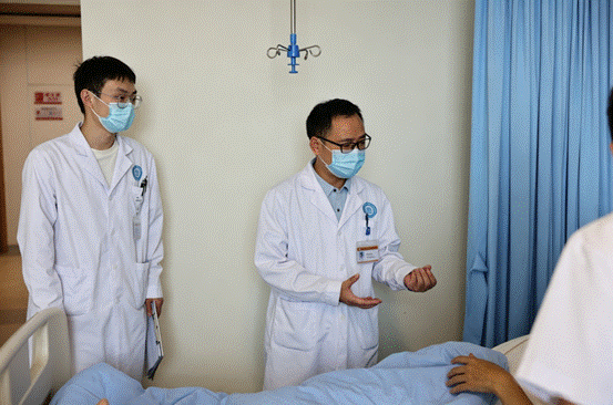 医心向光 温暖同行：一守光明一护命 医师夫妻的双向奔赴