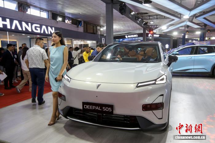 图为现场展出深蓝S05新能源汽车。普拉丹 摄