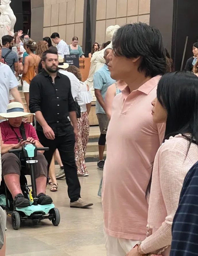 秦昊“复胖”，大肚腩抢镜被调侃“胖成龚彪”，伊能静回应：是“幸福肥”，对我们来说很少有，就让我们肥一次吧插图1