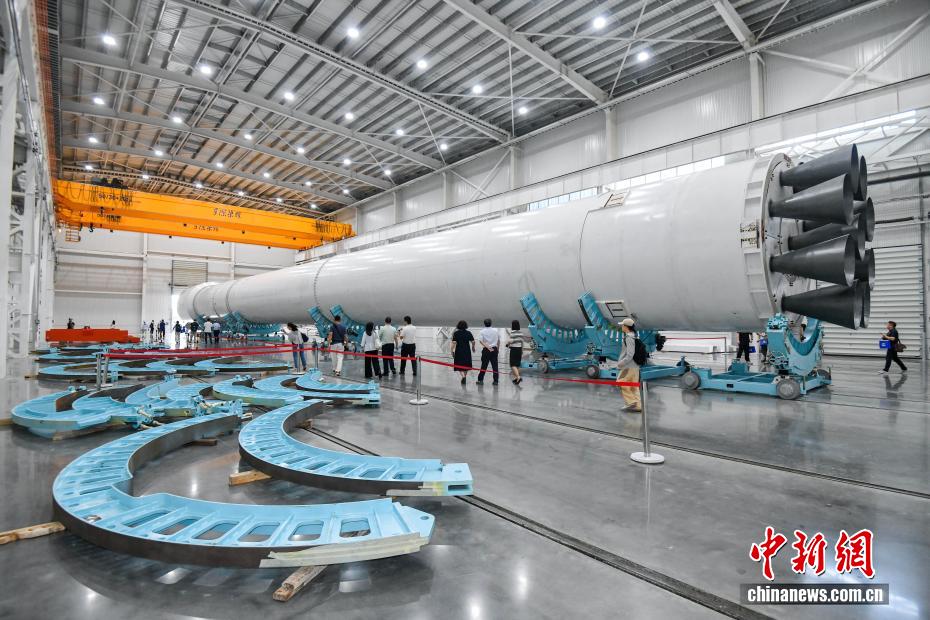 中新社记者 骆云飞 摄 10月9日，星际荣耀运载火箭总装总测复用工厂项目（一期）在海南文昌国际航天城竣工。该工厂以“总装、总测、复用”三位一体模式建设，将用于商业运载火箭的整体装配、测试及重复使用等领域。据了解，工厂（一期）总建筑面积达1.83万平方米，主要包括火箭复用厂房、亚轨道飞行器厂房和单层机加车间，可满足2家公司同时进场执行火箭总装、总测、复用任务，年产能24发。图为嘉宾参观星际荣耀运载火箭总装总测复用工厂。