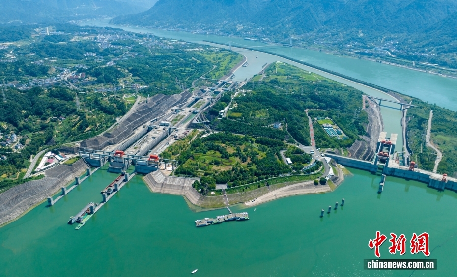 中新社发 周仕伟 摄 8月25日8时，三峡升船机2025年计划性停航检修正式启动，这是该升船机运行以来，开展的第5次年度“体检”。此次检修内容涵盖金结机械、液压、电气等7大类共60余项，计划工期35天。三峡升船机是世界上规模最大、技术难度最高的升船机，可快速提升3000吨排水量的船舶过坝。自2016年试通航以来，三峡升船机已累计安全运行4.85万多厢次，通过旅客超200万人次、货物1900多万吨。图为当日，三峡升船机2025年计划性停航检修启动，船舶通过三峡船闸过坝通行。（无人机照片）