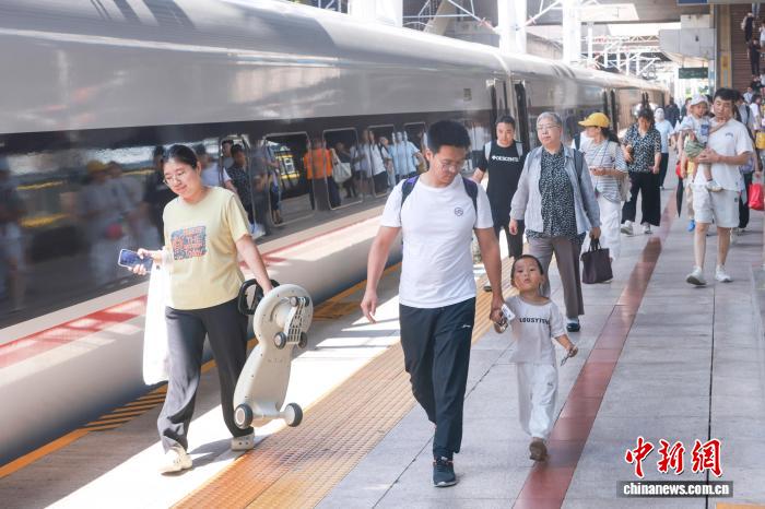 暑运过半 中国铁路发送旅客超4.3亿人次