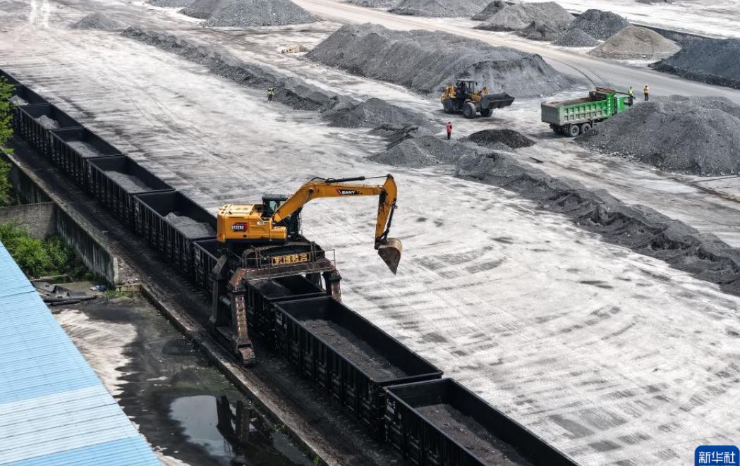 贵州瓮马铁路“快装早运”助春耕