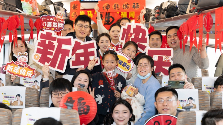 复兴号上的“列车春晚”