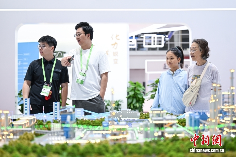 图为观众在中煤集团了解展出的模型。 中新网记者 李骏 摄