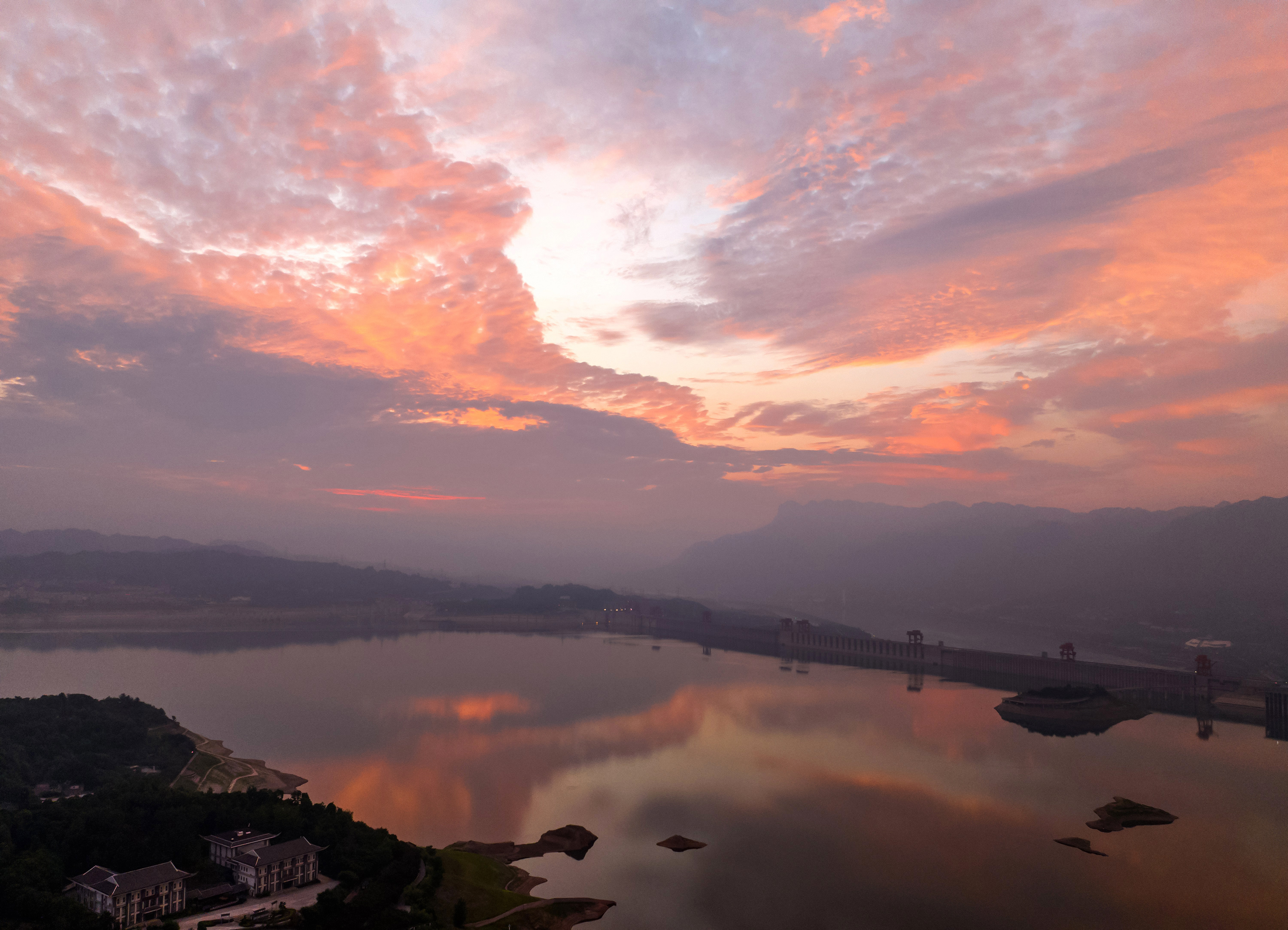  Zigui, Hubei: Sunrise, Colorful Clouds Flying in the Three Gorges