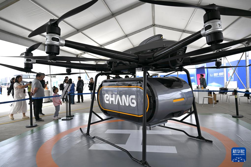 9月21日，观众在“全空间无人体系成果展”上参观一款用于中短途空中物流的大载重无人驾驶航空器。 新华社记者 黄博涵 摄