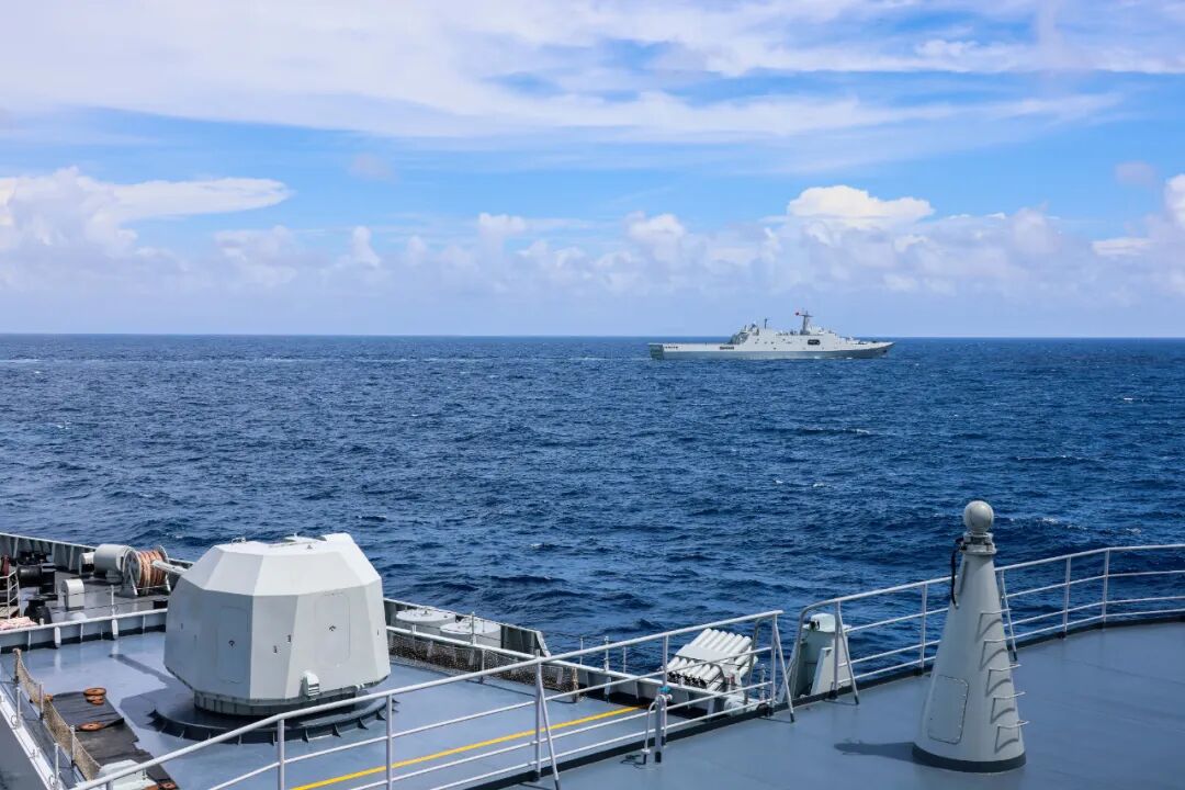 南海特定海域内，开展多项综合性海上训练活动