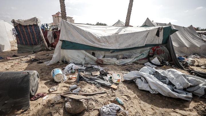 拉法又一难民营地遭袭 幸存者：轰炸来得突然 家人惨遭伤害