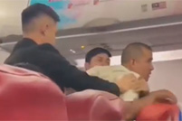 泰国一中尉大闹国际航班，并试图打开舱门