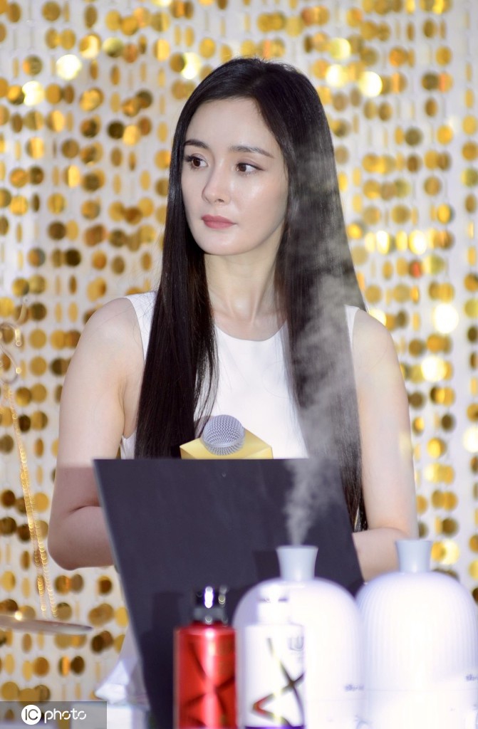 杨幂穿白色长裙气质优雅02长发及腰眼神温柔迷人