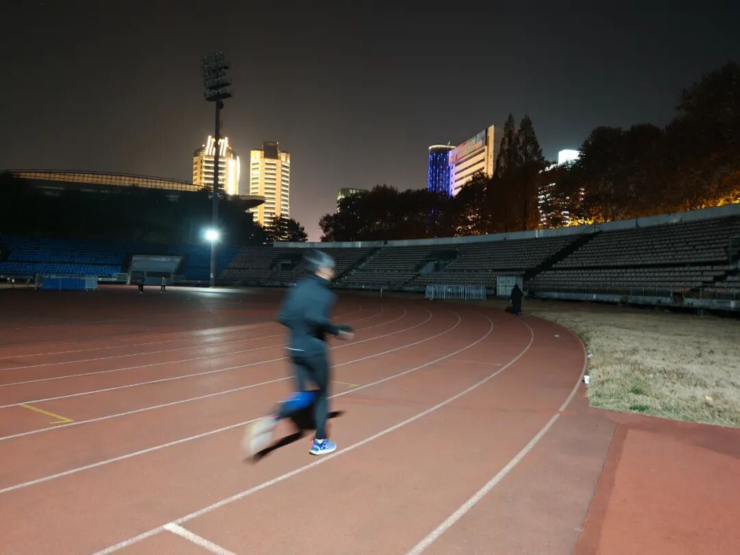 在杭州市中心,告别时刻正式来临!有些人深夜奔赴,只为留下珍贵的回忆...... 在杭州市中心,告别时刻正式来临!有些人深夜奔赴,只为留下珍贵的回忆......