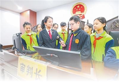 让每个孩子都沐浴在法治的阳光下
