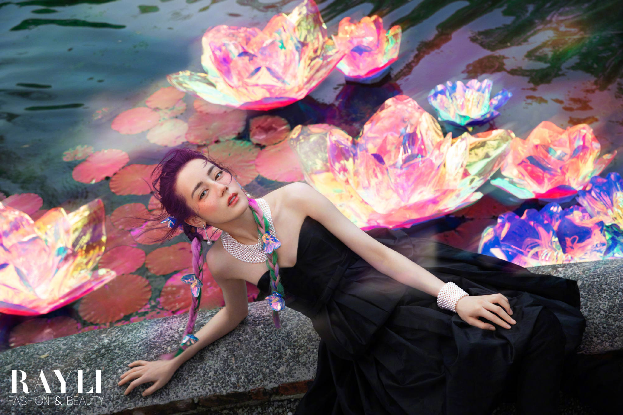 迪丽热巴拍氛围感大片雀斑妆配小辫梦幻十足