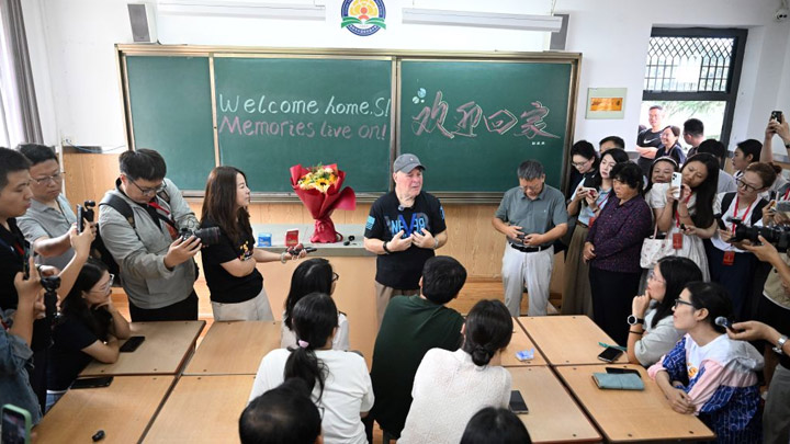 “赛考斯”回到曾任教学校