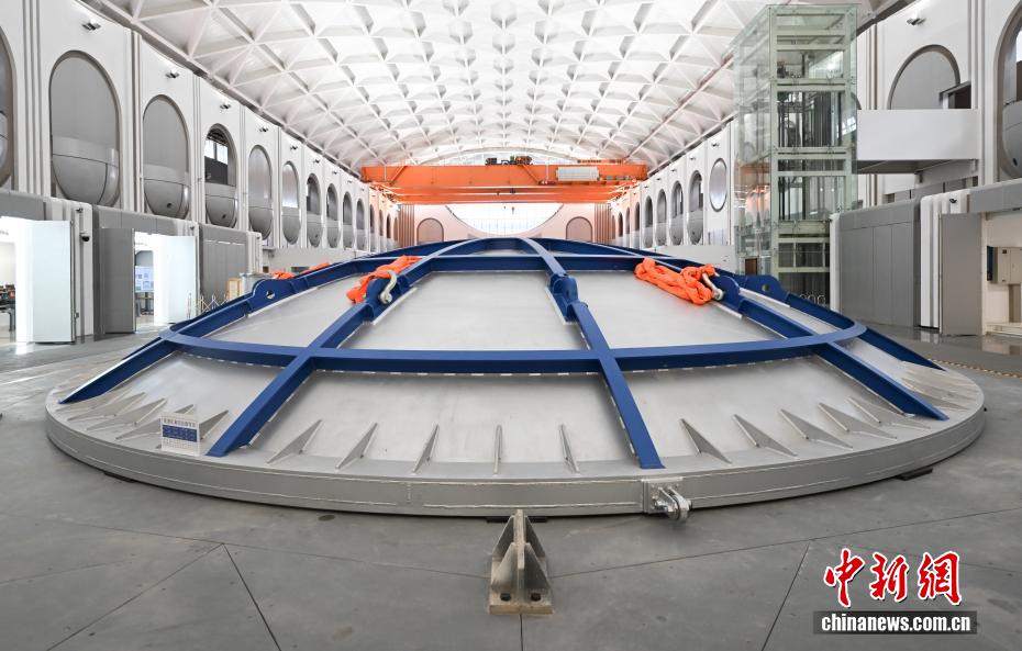 中新社记者 王刚 摄 9月29日，超重力离心模拟与实验装置主机厅亮相。当日，由浙江大学牵头建设的超重力离心模拟与实验装置（CHIEF）国家重大科技基础设施核心设备启动会在浙江杭州举行。据了解，该装置建设有重载机（CHIEF1900）、高速机（CHIEF1500）、模型机（CHIEF1300）三台离心机主机，是浙江首个国家大科学装置。本次启用运行的CHIEF1300是目前全世界容量最大的离心机。