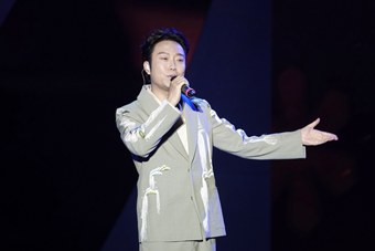 被指“表演划水、伍佰上身”，李玉刚道歉