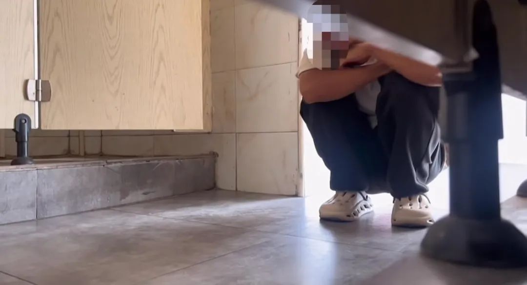 河南一女子在公厕被流浪汉偷窥，当事人称已解决，当地回应：系精神病患者插图