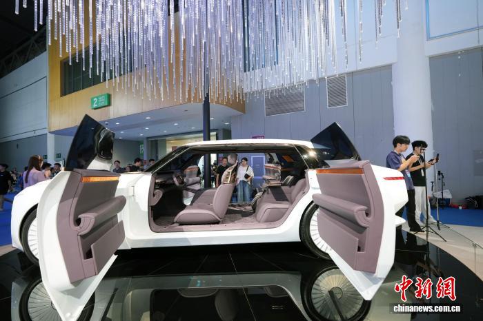图为荣威汽车展出的明珠新概念车。中新社记者 安源 摄