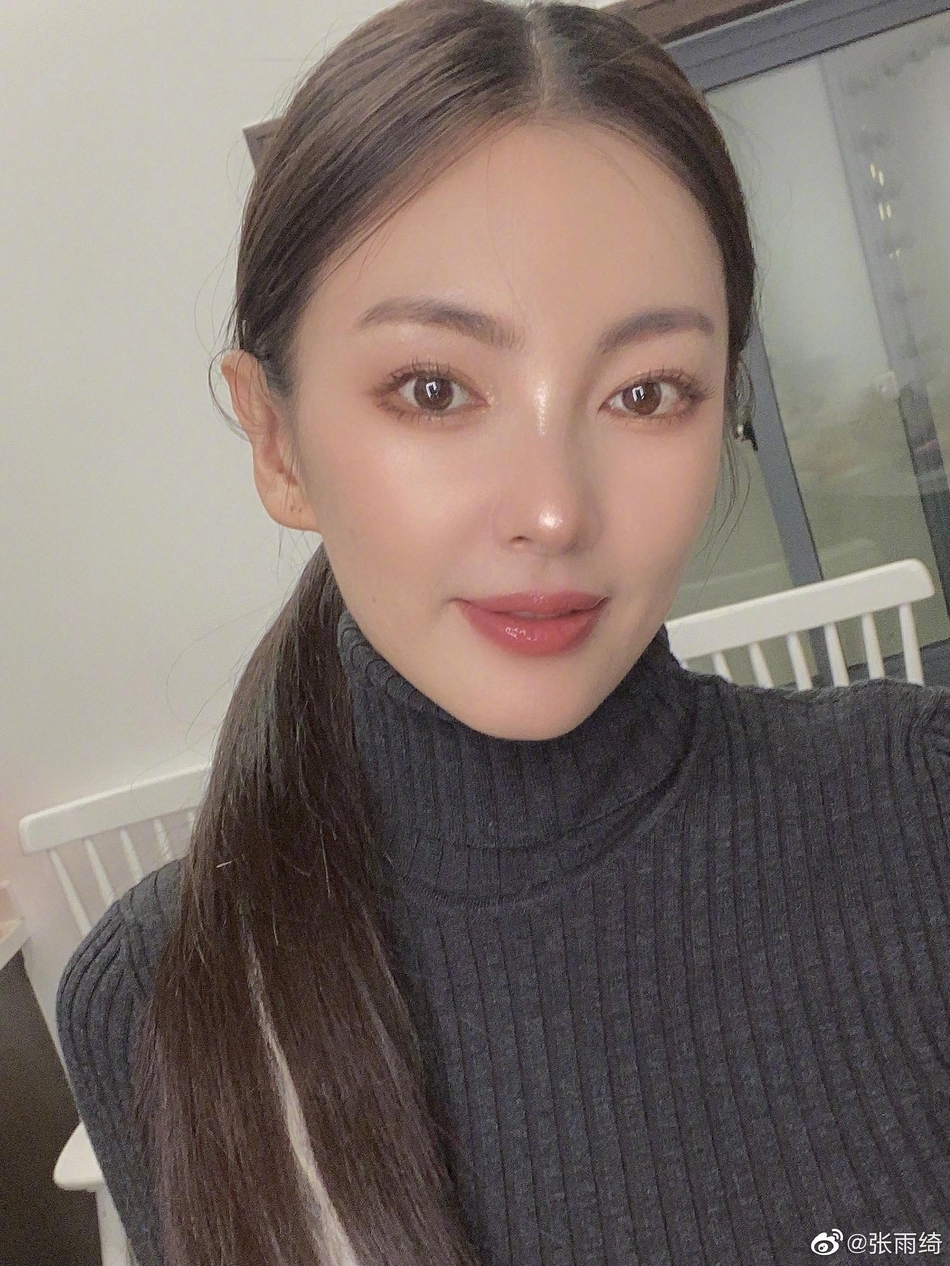 张雨绮晒怼脸自拍 眼神温柔颜值超能打