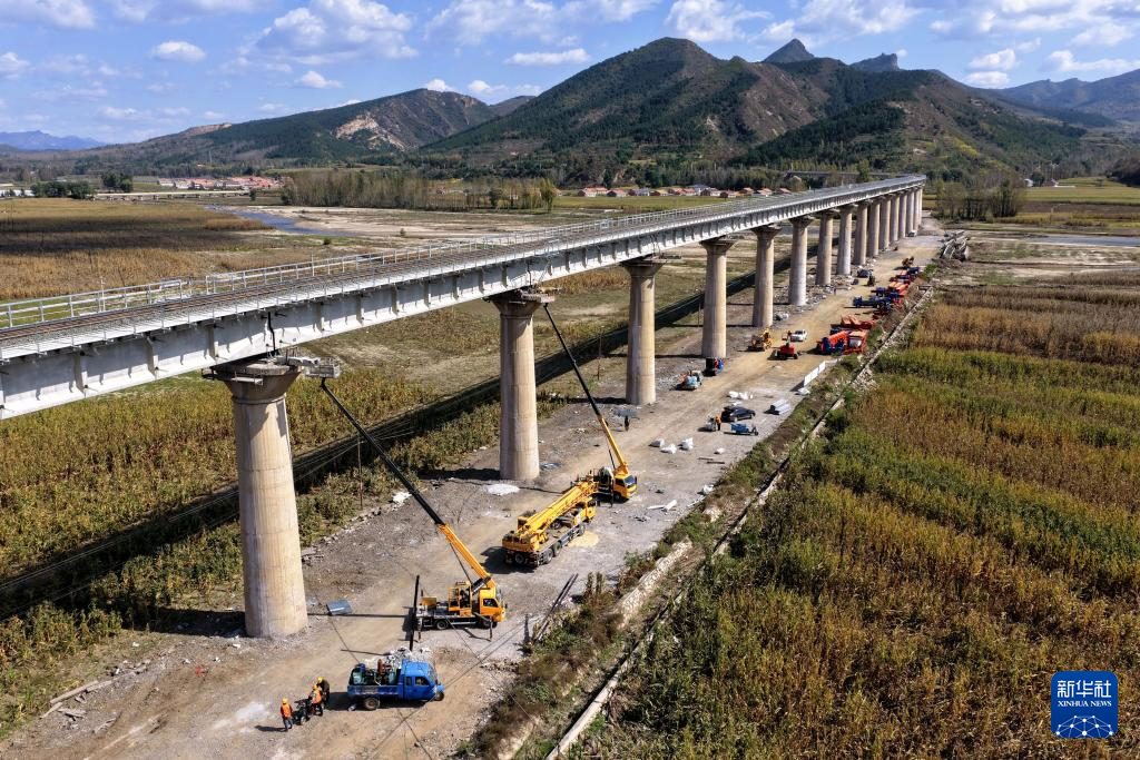 9月28日，工人在京通铁路河北隆化段施工（无人机照片）。 9月28日，由中铁二十二局集团承建的京通铁路（北京-通辽）电气化改造北京昌平至河北朝阳地区间（沈阳局管段）换梁工程顺利完成。该工程对既有线的7座桥梁进行拆除更换，是京通铁路最大规模的换梁工程，为京通铁路列车实现全面提速奠定坚实基础。 新华社记者 邢广利 摄