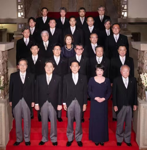 坑爹”了？岸田长子带亲戚在首相公邸拍“内阁合影”，自己站C位