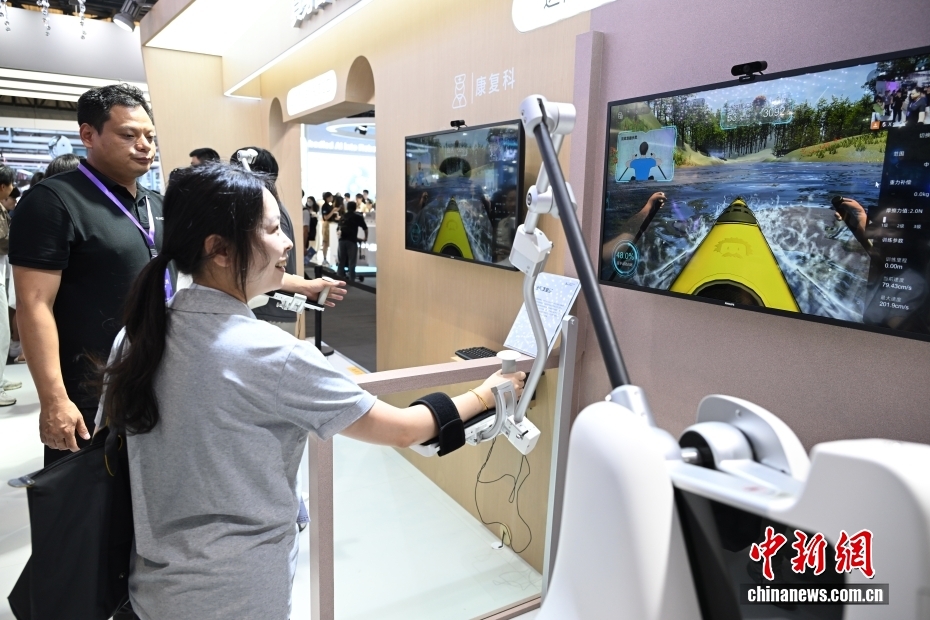 7月26日，参观者在体验三维上肢康复机器人。当日，2025世界人工智能大会在上海开幕。大会展览面积首次突破7万平方米，吸引了800余家企业参展，集中展示3000余项前沿展品及100余款“全球首发”“中国首秀”新品，规模创历届之最。 中新社记者 汤彦俊 摄