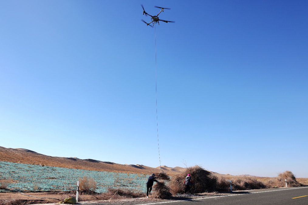 甘肃金塔：无人机治沙提效 草方格固地筑基