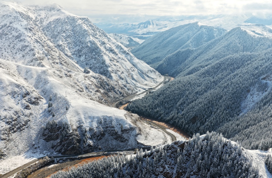 祁连山下秋日邂逅初雪