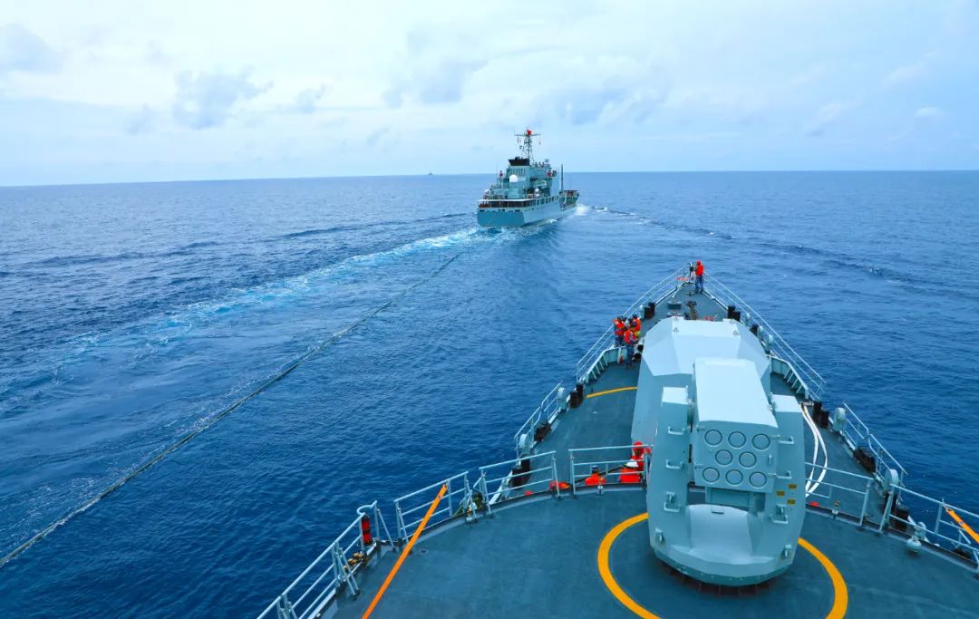 南海某海域,舰炮在怒吼